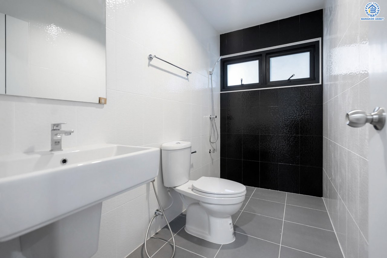 บ้านมือสองตกแต่งใหม่ โครงการ พลับพลาวิลล่า บรมราชชนนี หลังใหญ่พิเศษพร้อมอยู่ เนื้อที่ 57 ตร.ว. ดีไซน์สวย ฟังก์ชัน 4 ห้องนอน 3 ห้องน้ำ 2 ที่จอดรถ บนทำเลเดินทางสะดวก เชื่อมต่อหลายเส้นทาง ใกล้เซ็นทรัลปิ่นเกล้า จุดขึ้นทางด่วน "ศรีรัช" และเพียง 10 นาทีถึงMRT "สถานีไฟฉาย"